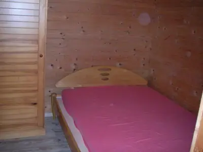 Doppelbett im Blockhaus