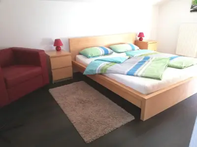 Schlazimmer mit Sitzplatz