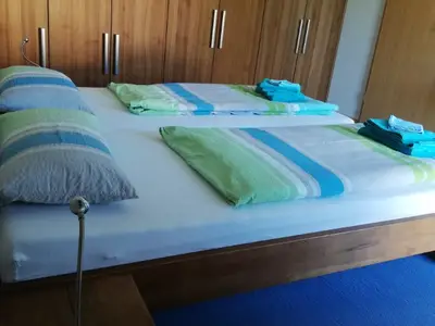 Schlafzimmer mit Schrank