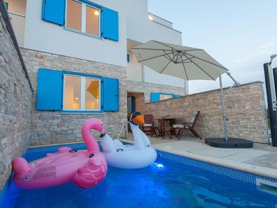 Außenansicht des Gebäudes. Ihr Ferienhaus mit Pool in perfekter Lage nur wenige Meter vom Sandstrand