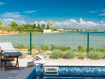 Pool. am Pool mit Blick aufs Meer