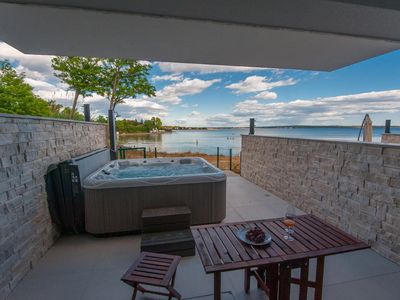 Wellness. Im Jacuzzi entspannen mit Meerblick