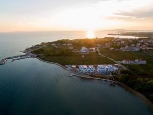 Außenansicht des Gebäudes. Blick auf die Ferienanlage am Meer