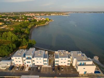 Außenansicht des Gebäudes. Ferienanlage in toller Lage am Meer