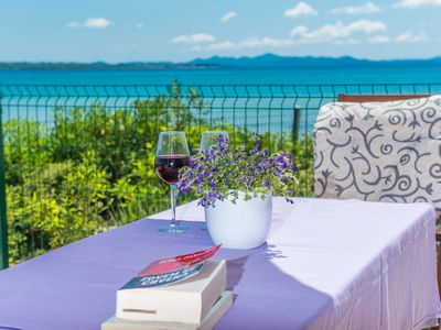 Terrasse. auf der Terrasse entspannen, lesen und die Sonne genießen