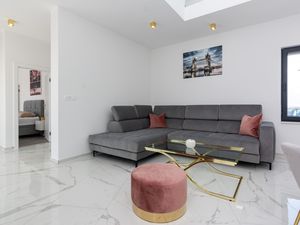 23677779-Ferienhaus-8-Privlaka-300x225-2