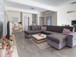 23933362-Ferienhaus-6-Privlaka-300x225-5