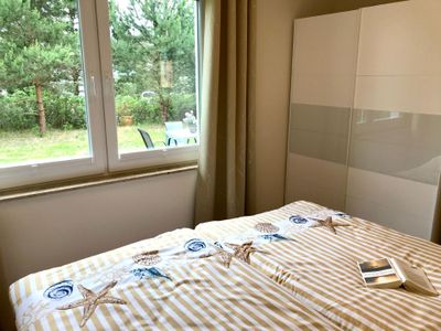 Schlafzimmer mit Doppelbett und Kleiderschrank