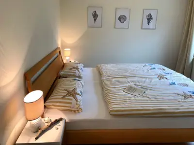 Schlafzimmer mit Doppelbett 180x200