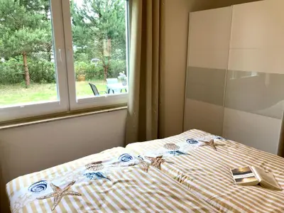 Schlafzimmer mit Doppelbett und Kleiderschrank