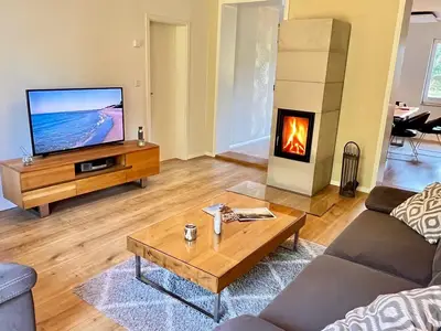 Geräumiges Wohnzimmer mit komfortablem Speicherofen