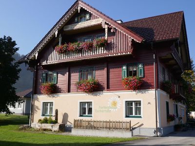 Außenansicht des Gebäudes. Liebevoll gepflegtes Landhaus ideal für Großfamilien und Kleingruppen