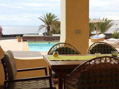 Terrasse mit Pool und Meerblick