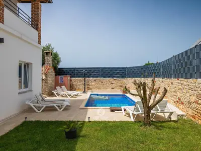 PoolOfHouse