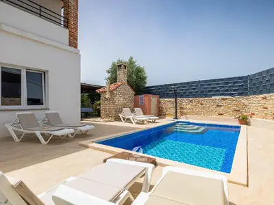 PoolOfHouse