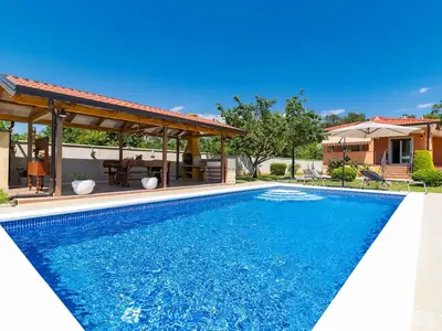 PoolOfHouse