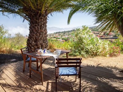 Terrasse. Frühstück auf der Terrasse unter Palmen