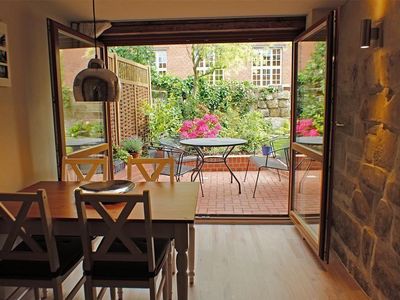 Essplatz mit Ausgang auf die Gartenterrasse