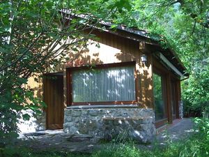 Charakteristisch für das alleinstehende Haus: Holz-Massiv-Bauweise in Kombination mit rustikalen Bruchsteinmauern