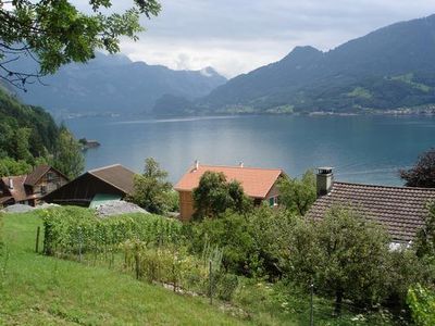 Großartiger Panoramablick auf den die Flumserberge. Ganzjährig gute Anbindung an den öffentlichen Verkehr