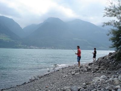 Das Haus ist nur 150 m vom (Kies-)Strand entfernt. Der Walensee ist ein Segel- und Windsurfrevier, ...