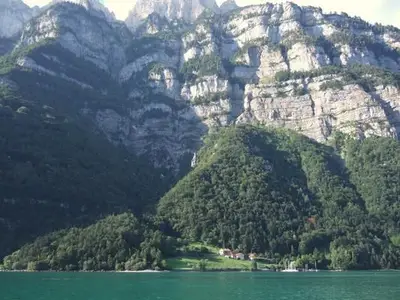 Das Schiff fährt zuerst den Hafen "Au" an. Also schon beim ersten Halt über dem See aussteigen!
