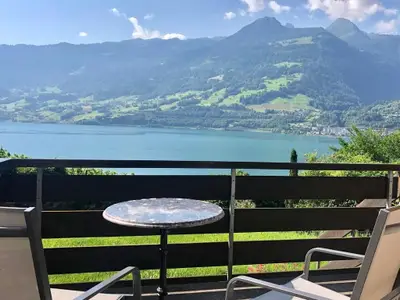 Terrasse mit Blick auf See und Berge
