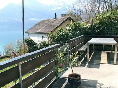 Terrasse mit grossem Esstisch