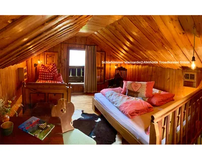 Schlafzimmer Mansarde@Almhütte Troadkasten Strobl