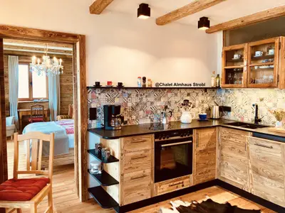 Küche&Blick ins Schlafzimmer@Chalet Almhaus Strob