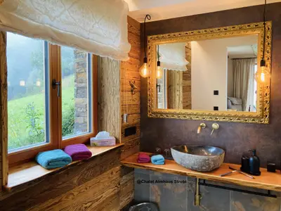 Badezimmer mit Aussicht@Chalet Almhaus Strobl