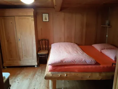 Hinter der Stube befindet sich das Doppelschlafzimmer.