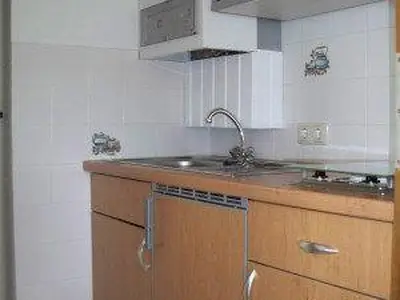 Küchenzeile mit Therme, Mikro/Grill, GS, Kühlschr., 2Kochpl., Toaster, Kaffeem., Wasserk.