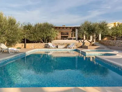 PoolOfHouse