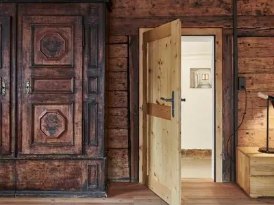 Der antike Schrank im Wohnbereich