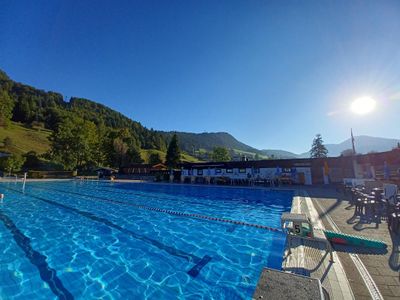 Kostenlos für unsere Gäste: Freibad mit Riesenrutsche im Ort