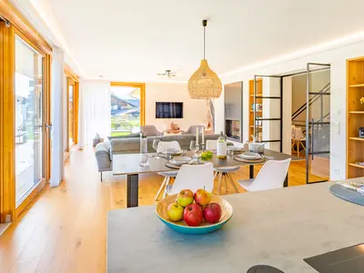 Wohnraum mit großen Fensterfronten