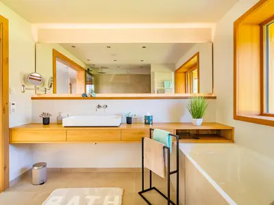 Bad mit Badewanne und Dusche