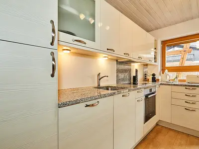 Küche, u.a. Backofen und Mikrowelle, Spülmaschine