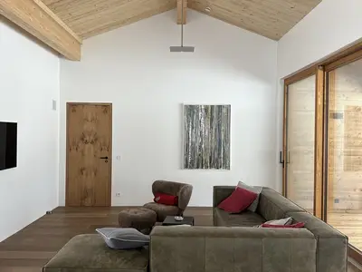Großer, sehr heller Wohnraum