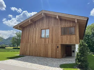 Ansicht Sommer Straße Doppelgarage & Hauseingang