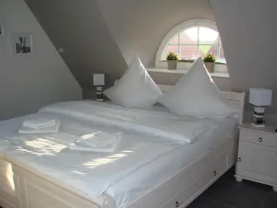 Schlafbereich. Schlafzimmer I: Doppelbett (180x200 cm), 2 Nachtkonsolen, Kleiderschrank, SAT-TV, 2 Hocker