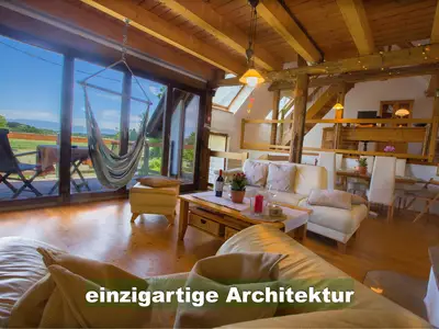 Wohnzimmer mit grandioser Aussicht über grüne Wiesen und Felder Wohnzimmer mit grandioser Aussicht über grüne Wiesen und Felder