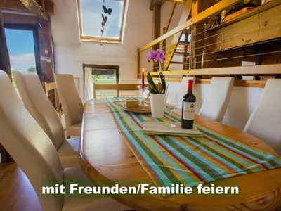 großzügiger Essbereich im Wohnzimmer für bis zu 12 Personen großzügiger Essbereich im Wohnzimmer für bis zu 12 Personen