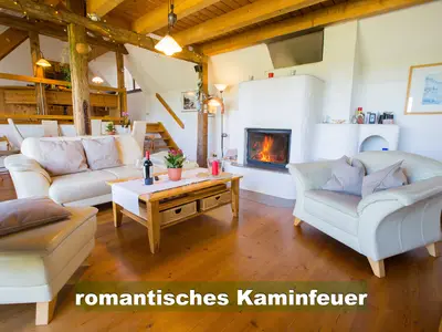 helles Wohnzimmer mit romantischem Kaminfeuer