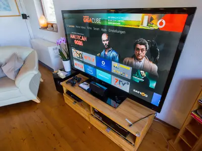 Großbildfernseher mit Amazon Prime, Netflix, Verstärker, 5.1 Surround-Sound und Sony Playstation 3