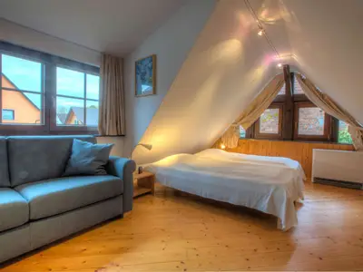 modernes komfortables Schlafsofa im Kinderzimmer