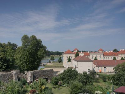 Blick auf die Schlossanlage und den See, Fewo Ronja und Fewo Karlsson