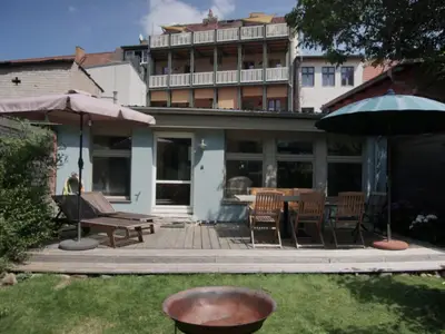 Terrasse des Gartenhauses Michel, im Hintergrund das LoggiaHaus