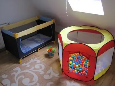 Kinderausstattung: 2 Reisebetten, 1 Stühlchen, Kinderwagen, div. Spielzeug
